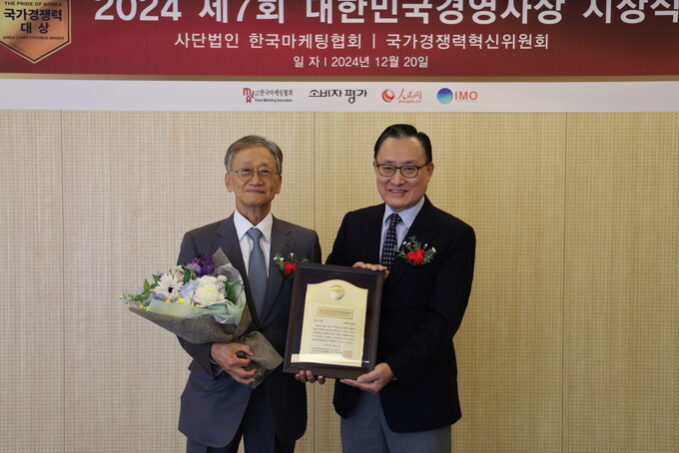 이병만 동오그룹 회장이 농산업 혁신을 통해 미래농업을 선도한 공로를 인정받아 ‘2024 제7회 대한민국경영자상’을 수상했다. 왼쪽부터 이병만 동오그룹 회장, 이해선 한국마케팅협회 회장