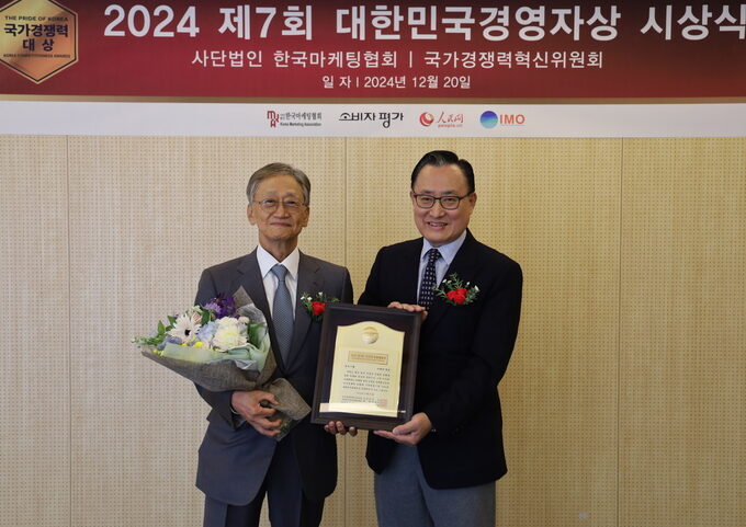 이병만 동오그룹 회장이 농산업 혁신을 통해 미래농업을 선도한 공로를 인정받아 ‘2024 제7회 대한민국경영자상’을 수상했다. 왼쪽부터 이병만 동오그룹 회장, 이해선 한국마케팅협회 회장