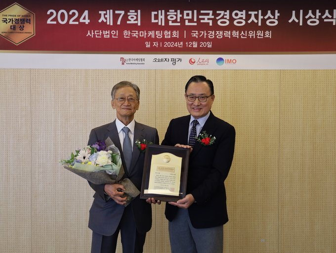 art_17349206303575_6c85d5 (2) 이병만 동오그룹 회장이 농산업 혁신을 통해 미래농업을 선도한 공로를 인정받아 ‘2024 제7회 대한민국경영자상’을 수상했다. 왼쪽부터 이병만 동오그룹 회장, 이해선 한국마케팅협회 회장